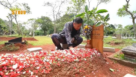 Momen Irfan Hakim ziarah ke makam Mpok Alpa. [YouTube: deHakims Story]