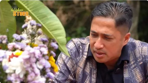 Momen Irfan Hakim ziarah ke makam Mpok Alpa. [YouTube: deHakims Story]