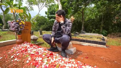 Momen Irfan Hakim ziarah ke makam Mpok Alpa. [YouTube: deHakims Story]