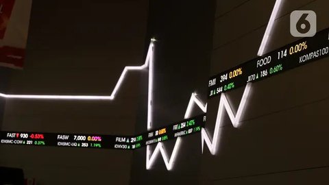 Pekerja melintas di depan layar yang menampilkan informasi pergerakan saham di gedung Bursa Efek Indonesia, Jakarta, Senin (8/6/2020).  Indeks Harga Saham Gabungan (IHSG) menguat 1,34% ke lev