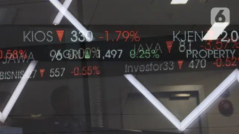 Pekerja melintas di depan layar yang menampilkan informasi pergerakan saham di gedung Bursa Efek Indonesia, Jakarta, Senin (8/6/2020).  Indeks Harga Saham Gabungan (IHSG) menguat 1,34% ke lev