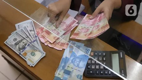 Teller menghitung mata uang Rupiah di Jakarta, Kamis (16/7/2020). Penguatan Rupiah dipengaruhi aliran masuk modal asing yang cukup besar pada Mei dan Juni 2020. (Liputan6.com/Angga Yuniar)