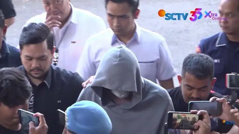 Aktor Fachri Albar saat dihadirkan pada rilis kasus penyalahgunaan narkotika yang menjeratnya di Polres Metro Jakarta Barat, Kamis (24/4/2025). (Liputan6.com/Herman Zakharia)