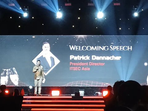 Momen Patrick Dannacher, President Director ITSEC Asia dan Kevin Chalker, CEO &amp; Founder Qrypt, menandatangani Memorandum of Understanding (MoU) di The Ritz Carlton Pacific Place, Jakarta, Rab