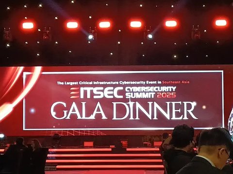 Momen Patrick Dannacher, President Director ITSEC Asia dan Kevin Chalker, CEO &amp; Founder Qrypt, menandatangani Memorandum of Understanding (MoU) di The Ritz Carlton Pacific Place, Jakarta, Rab