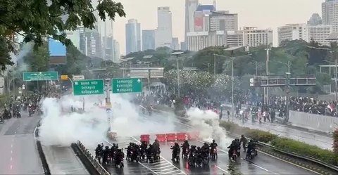 Kericuhan ini merupakan buntut dari peristiwa seorang pengemudi ojek online, Affan Kurniawan yang tewas dilindas kendaraan taktis Brimob pada Kamis (28/8) sore saat aksi demo di Pejompongan.