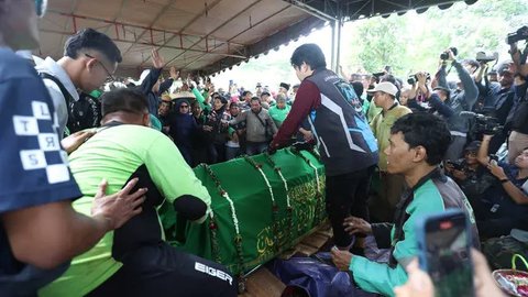 Kericuhan ini merupakan buntut dari peristiwa seorang pengemudi ojek online, Affan Kurniawan yang tewas dilindas kendaraan taktis Brimob pada Kamis (28/8) sore saat aksi demo di Pejompongan.