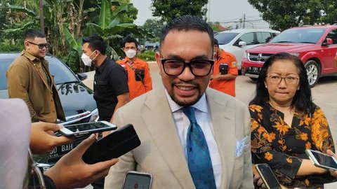 Massa mendatangi rumah anggota DPR RI Fraksi NasDem Ahmad Sahroni di Tanjung Priok, pada Sabtu (30/8/2025). (Tangkapan Layar)