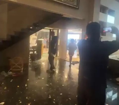 Massa mendatangi rumah anggota DPR RI Fraksi NasDem Ahmad Sahroni di Tanjung Priok, pada Sabtu (30/8/2025). (Tangkapan Layar)