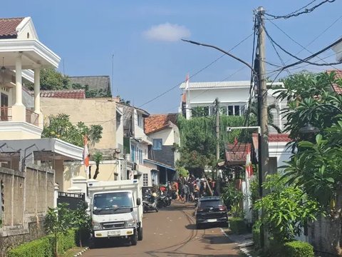 Rumah Menkeu Sri Mulyani dijaga ketat TNI usai dijarah massa. (Liputan6.com/Pramita Tristiawati)