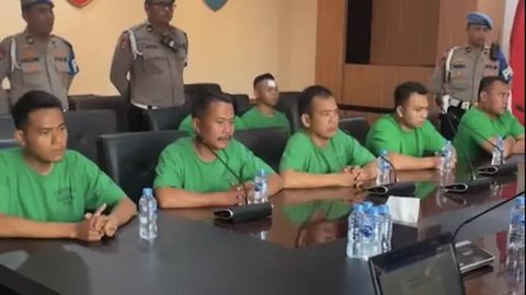 Nicholas memiliki gaya berpakaian yang cenderung santai namun tetap keren. salah satunya adalah memakai busana busana warna hitam. (Kapanlagi.com: Bayu Herdianto)