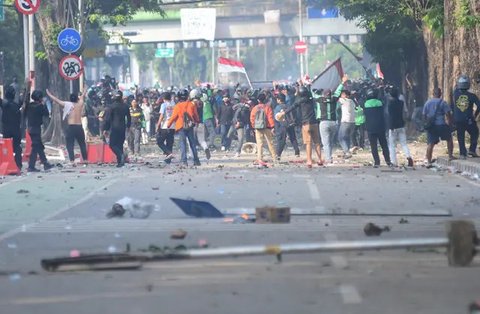 Nicholas memiliki gaya berpakaian yang cenderung santai namun tetap keren. salah satunya adalah memakai busana busana warna hitam. (Kapanlagi.com: Bayu Herdianto)