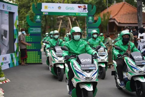 Driver Grab Bike mengenakan Grab Protect pelindung yang membatasi antara pengemudi dan penumpang saat diluncurkan di Jakarta, Selasa (9/6/2020). (Liputan6.com/Faizal Fanani)