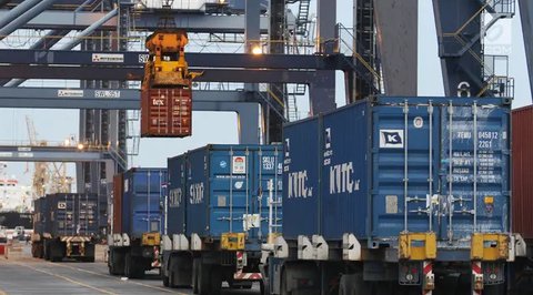 Sebuah kapal bersandar di pelabuhan Tanjung Priok, Jakarta, Jumat (26/5). Penyebab kinerja ekspor sedikit melambat karena dipengaruhi penurunan aktivitas manufaktur dan mitra dagang utama, se