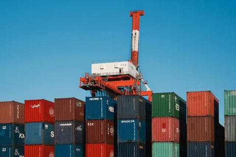Sebuah kapal bersandar di pelabuhan Tanjung Priok, Jakarta, Jumat (26/5). Penyebab kinerja ekspor sedikit melambat karena dipengaruhi penurunan aktivitas manufaktur dan mitra dagang utama, se