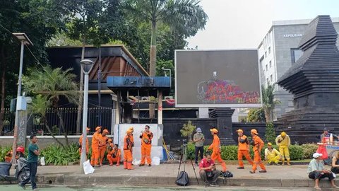 Sejumlah fasilitas umum di jalan Jenderal Sudirman, Jakarta terlihat rusak parah akibat dibakar massa dalam aksi yang dilakukan pada Jumat (29/8) hingga Sabtu Sabtu (30/8/2025) dini hari. (me