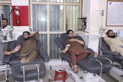 Dalam foto yang dirilis oleh Pusat Media Nangarhar, sejumlah tandu dan ambulans disiapkan di Bandara Nangarhar, pada Senin (1/9/2025) untuk menerima para korban gempa yang mengguncang Afgh