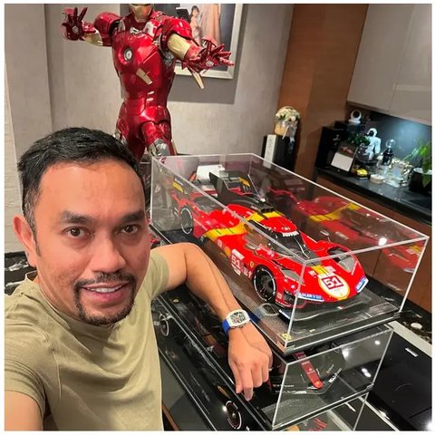 Patung Iron Man koleksi Ahmad Sahroni. [IG: @ahmadsahroni88]