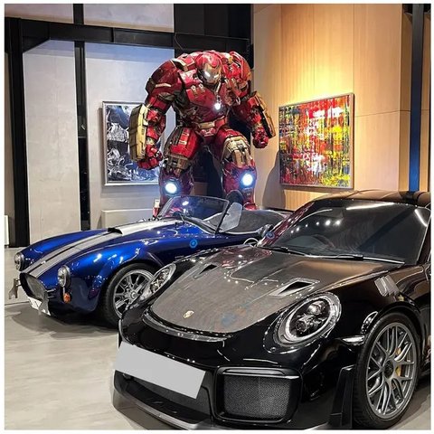 Patung Iron Man koleksi Ahmad Sahroni. [IG: @ahmadsahroni88]