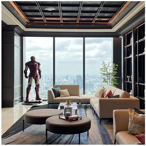 Patung Iron Man koleksi Ahmad Sahroni. [IG: @ahmadsahroni88]