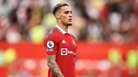 Gelandang Manchester United, Alejandro Garnacho saat menghadapi Chelsea pada laga pekan ke-31 Premier League 2023/2024 di Stamford Bridge, London, Kamis (4/4/2024). (AP Photo/Kin Cheung)