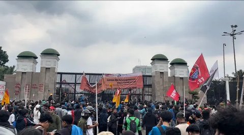 Usai aksi unjuk rasa mahasiswa di depan gedung Majelis Permusyawaratan Rakyat (MPR), Dewan Perwakilan Rakyat (DPR) dan Dewan Perwakilan Daerah (DPD), Jakarta, Kamis (28/8/2025) dibubarkan, se
