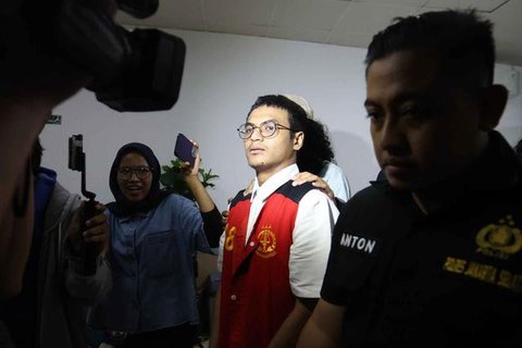 Dalam persidangan, Jaksa Penuntut Umum (JPU) mendakwa Vadel Badjideh melanggar pasal terkait Undang-Undang Perlindungan Anak dan Undang-Undang Kesehatan. (KapanLagi.com/Budy Santoso)