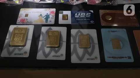 Pekerja merapikan emas di galeri 24 Pegadaian, Tangerang, Selasa (7/7/2020). Harga emas Pegadaian khusus batangan 1 gram cetakan Antam hari ini naik Rp 4.000 atau 0,42% ke level Rp 950.000/gr