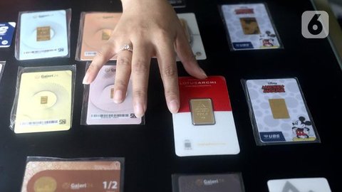 Pekerja merapikan emas di galeri 24 Pegadaian, Tangerang, Selasa (7/7/2020). Harga emas Pegadaian khusus batangan 1 gram cetakan Antam hari ini naik Rp 4.000 atau 0,42% ke level Rp 950.000/gr