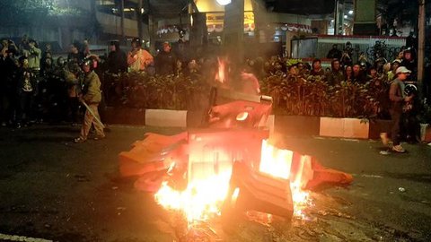 Viral Ibu Berkurudung Pink di Tengah Demo Ricuh Depan DPR (Foto: Arie Basuki/Liputan6.com)