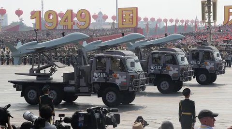 Pemimpin Korea Utara Kim Jong Un melambaikan tangan di stasiun kereta Dong Dang di Dong Dang, Vietnam, Sabtu, (2 /3). Kim Jong Un mengakhiri KTT dengan Presiden AS Donald Trump di Hanoi dan k
