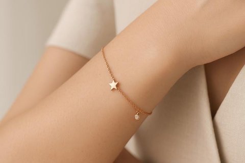 Model Gelang Bunga Hitam Rantai Emas Minimalis dan Elegan. Foto: Gemini