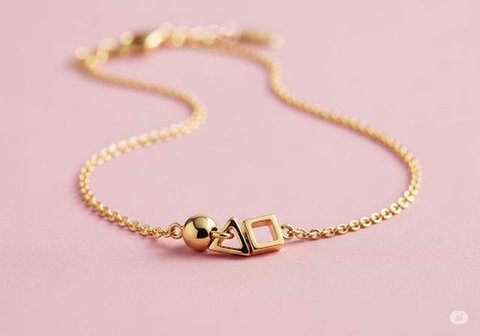 Model Gelang Bunga Hitam Rantai Emas Minimalis dan Elegan. Foto: Gemini