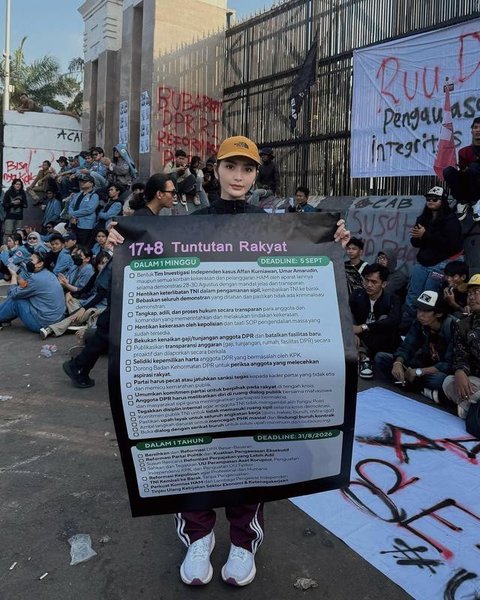 Debi Sagita turun ke jalan ikut demo gaungkan '17+8 Tuntutan Rakyat'. [IG: @debisagita]