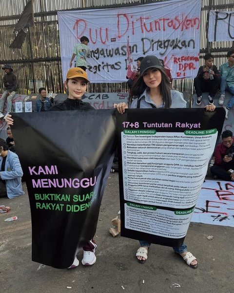 Debi Sagita turun ke jalan ikut demo gaungkan '17+8 Tuntutan Rakyat'. [IG: @debisagita]