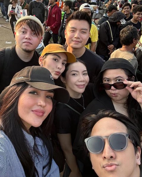 Debi Sagita turun ke jalan ikut demo gaungkan '17+8 Tuntutan Rakyat'. [IG: @debisagita]