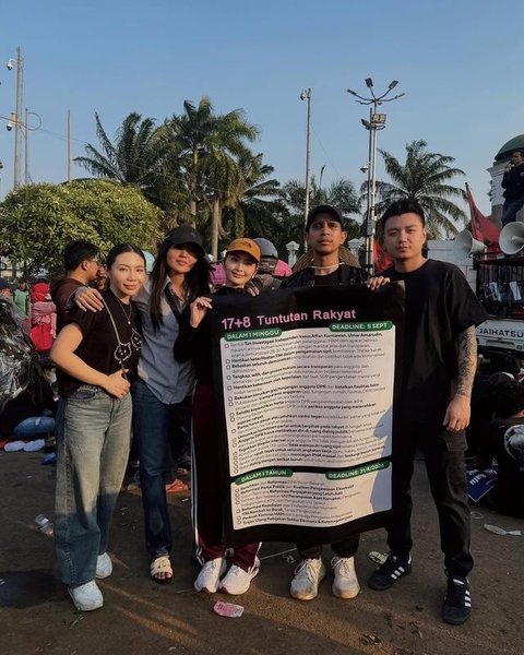 Debi Sagita turun ke jalan ikut demo gaungkan '17+8 Tuntutan Rakyat'. [IG: @debisagita]