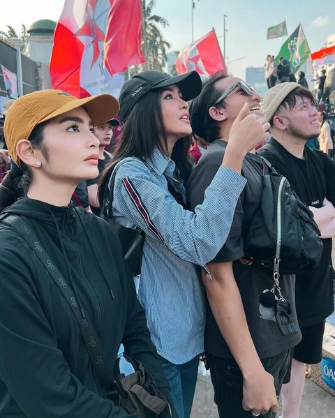 Debi Sagita turun ke jalan ikut demo gaungkan '17+8 Tuntutan Rakyat'. [IG: @debisagita]