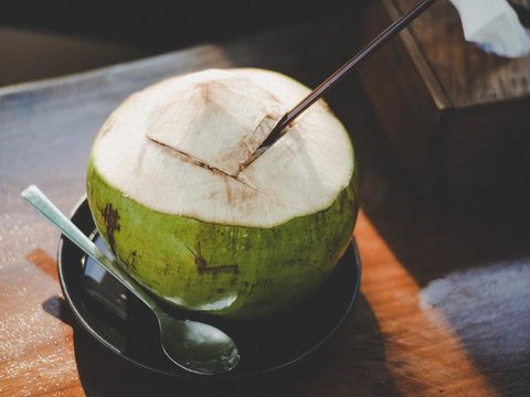 Ilustrasi air kelapa. (Image by jcomp on Freepik)