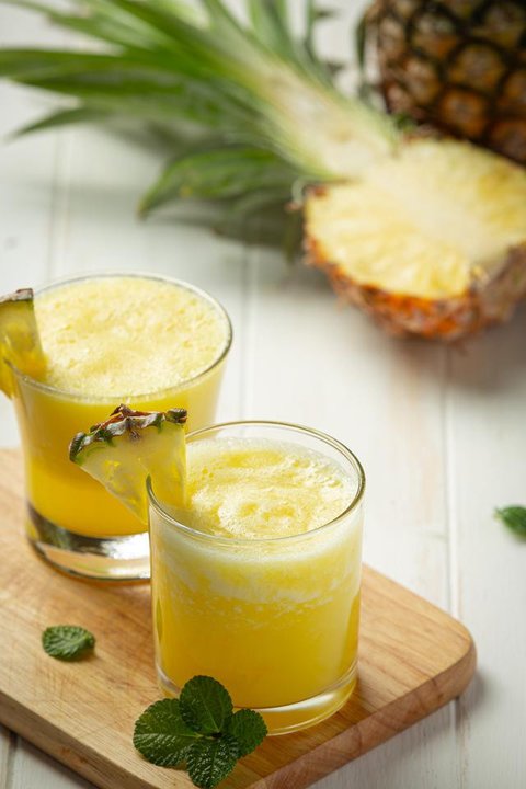 Beberapa kandungan vitamin pada buah nanas dapat memberikan efek memutihkan pada gigi (Foto: Vino Li/Unsplash)
