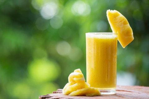 Beberapa kandungan vitamin pada buah nanas dapat memberikan efek memutihkan pada gigi (Foto: Vino Li/Unsplash)