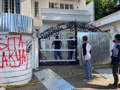Sejumlah warga menjarah rumah Uya Kuya, anggota DPR RI dari Partai Amanat Nasional. Polisi menangkap 9 penjarah kemudian mengamankan mereka. (Foto: Dok. Instagram @king_uyakuya)