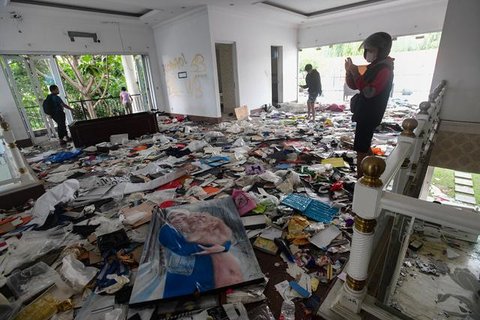 Sejumlah warga menjarah rumah Uya Kuya, anggota DPR RI dari Partai Amanat Nasional. Polisi menangkap 9 penjarah kemudian mengamankan mereka. (Foto: Dok. Instagram @king_uyakuya)