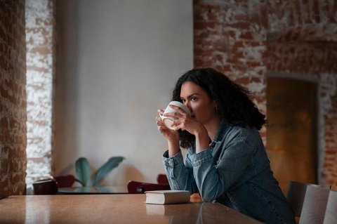 Ilustrasi Mengonsumsi Kopi Credit: pexels.com/Rachel