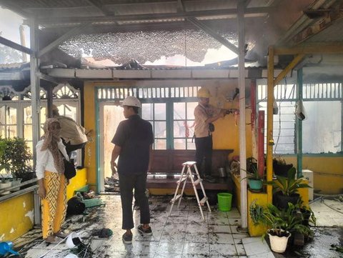 Petugas Pemadam Kebakakan memadamkan api yang membakar asrama polisi Polsek Serpong, Polres Tangerang Selatan. (Liputan6/Pramita Tristiawati)
