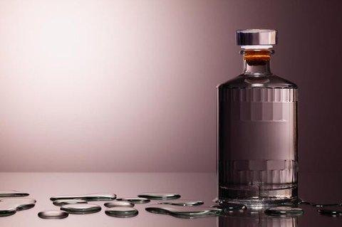 Untuk menjaga parfum tetap awet dan wanginya tahan seharian, kamu harus memastikan menaruhnya di dalam rak rendah agar tidak gampang pecah dan berubah kualitasnya. (Foto dok: Freepik/pvproduc