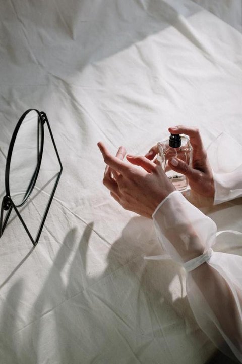 Untuk menjaga parfum tetap awet dan wanginya tahan seharian, kamu harus memastikan menaruhnya di dalam rak rendah agar tidak gampang pecah dan berubah kualitasnya. (Foto dok: Freepik/pvproduc