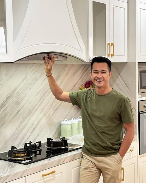 Dapur rumah Eza Gionino (Foto: Instagram @ezagio)