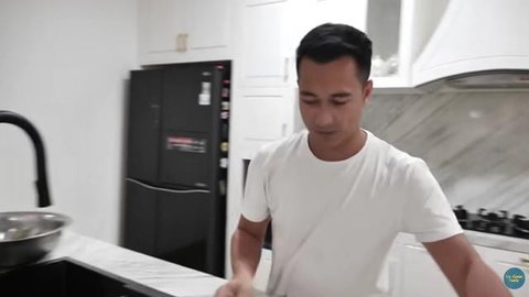 Dapur rumah Eza Gionino (Foto: Instagram @ezagio)