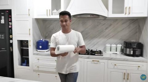 Dapur rumah Eza Gionino (Foto: Instagram @ezagio)